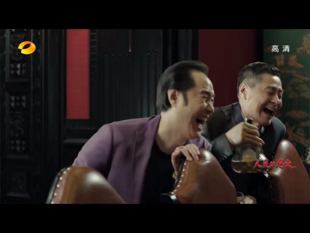 導演不夠專業啊，這級別的大鰐應該換後面這瓶酒<img src='https://sdata.whiskyworm.com/xcxpics/emoji_21.png' class='emoji' />