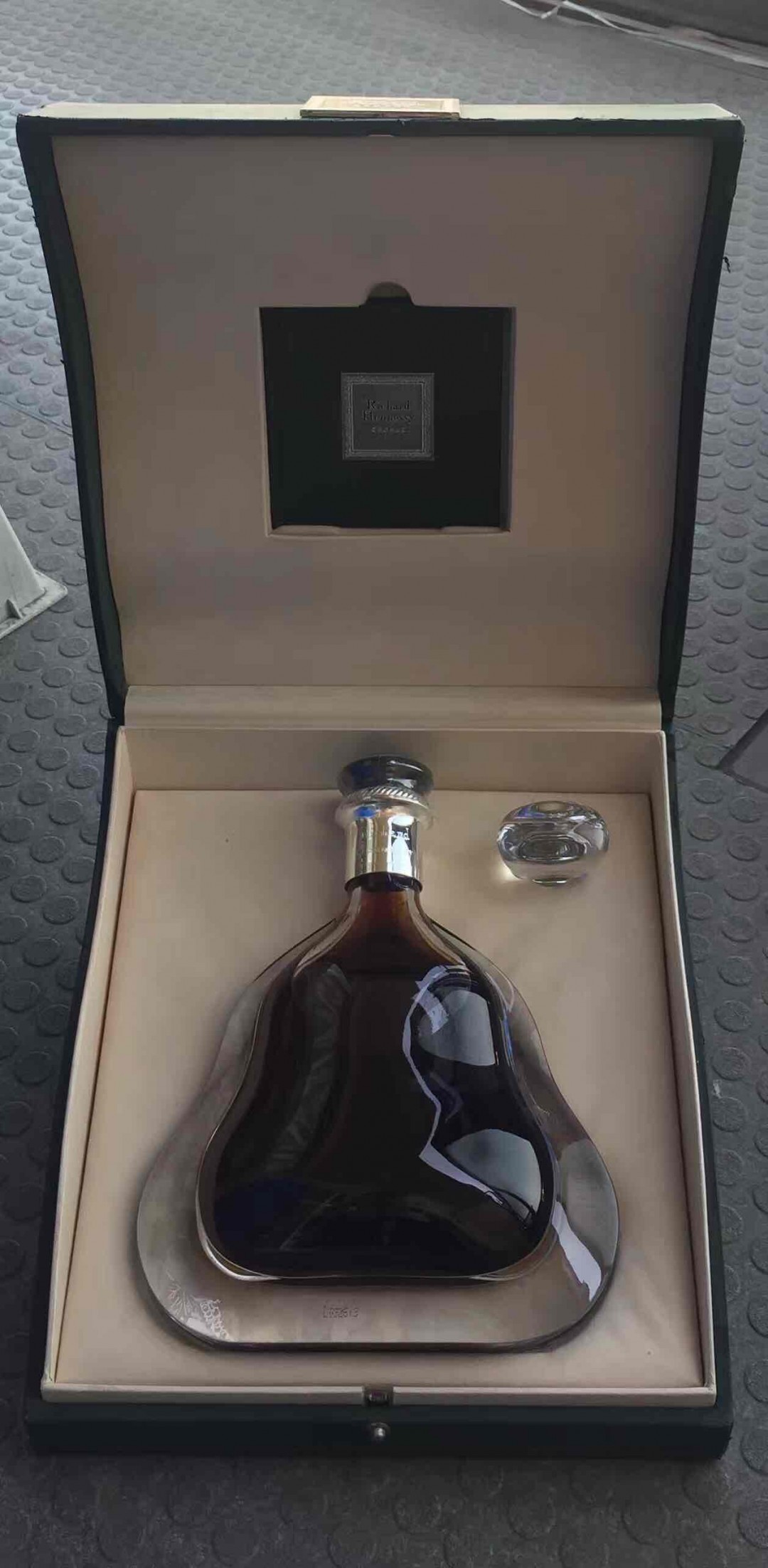 導演不夠專業啊，這級別的大鰐應該換後面這瓶酒<img src='https://sdata.whiskyworm.com/xcxpics/emoji_21.png' class='emoji' />