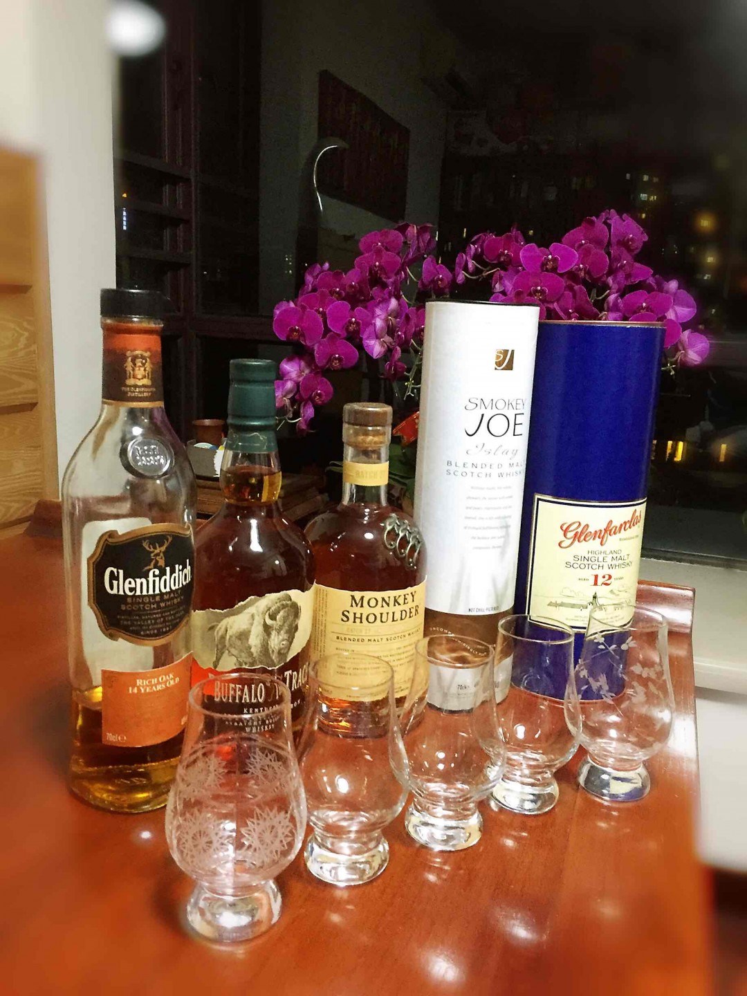 放假了，感覺挺無聊的！酒友們晚上好<img src='https://sdata.whiskyworm.com/xcxpics/emoji_84.png' class='emoji' /><img src='https://sdata.whiskyworm.com/xcxpics/emoji_17.png' class='emoji' />