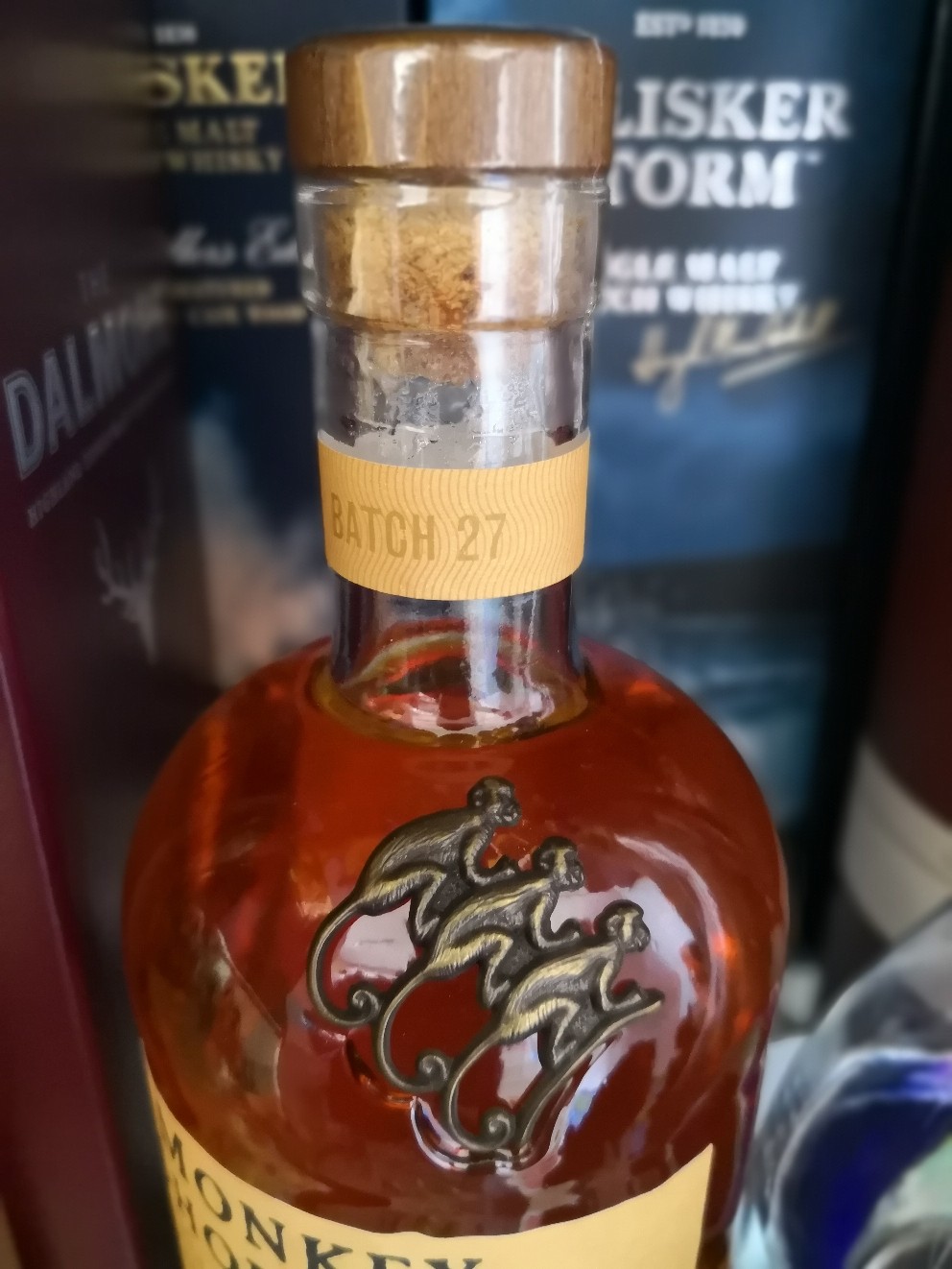 有多少酒瓶是这样，玻璃上面贴金属的？装饰需求～