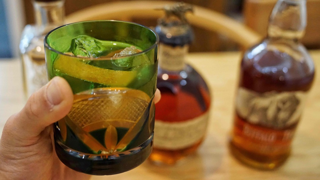 经典版的Old fashioned还是得用bourbon whiskey，太妃糖和香草的柔和气息足以温暖寒夜