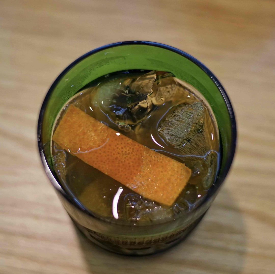 经典版的Old fashioned还是得用bourbon whiskey，太妃糖和香草的柔和气息足以温暖寒夜