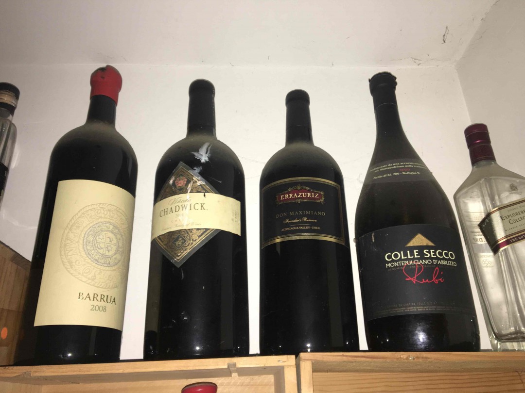 回老房子看一下。以前喝的空瓶