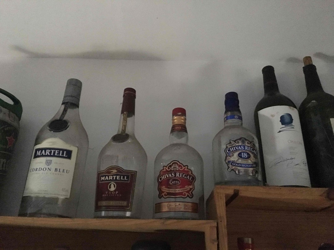 回老房子看一下。以前喝的空瓶