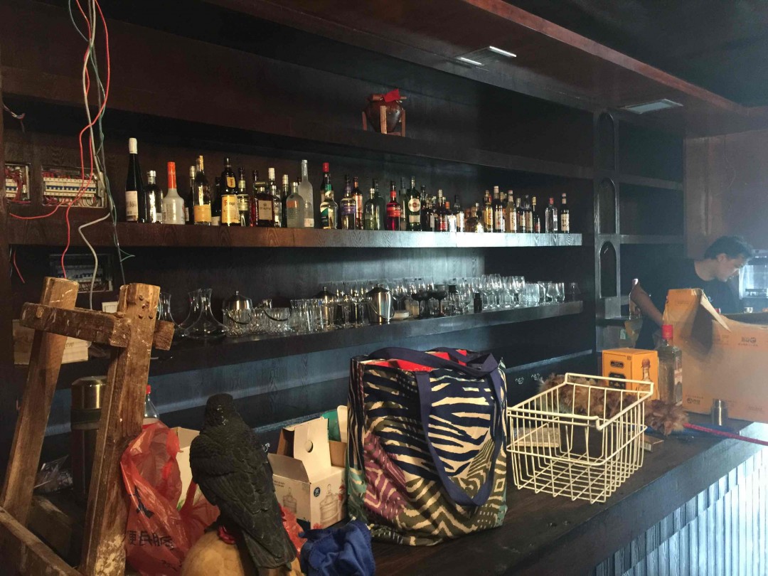 作为一个barteder无非想要一个属于自己bar台,将自己的内心从里面展示出去,做着自己喜欢的东西,再一路的去追寻它!感受它! ～很多酒还不齐,所以更加要努力!!