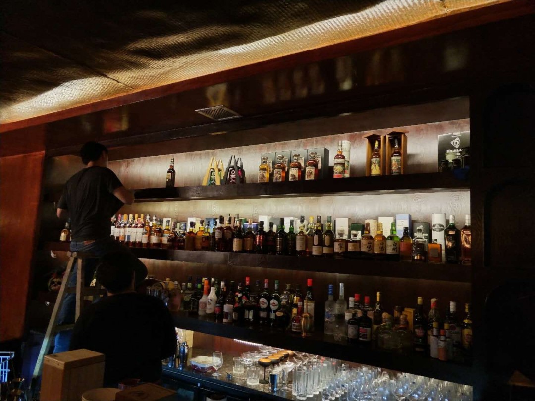 作为一个barteder无非想要一个属于自己bar台,将自己的内心从里面展示出去,做着自己喜欢的东西,再一路的去追寻它!感受它! ～很多酒还不齐,所以更加要努力!!