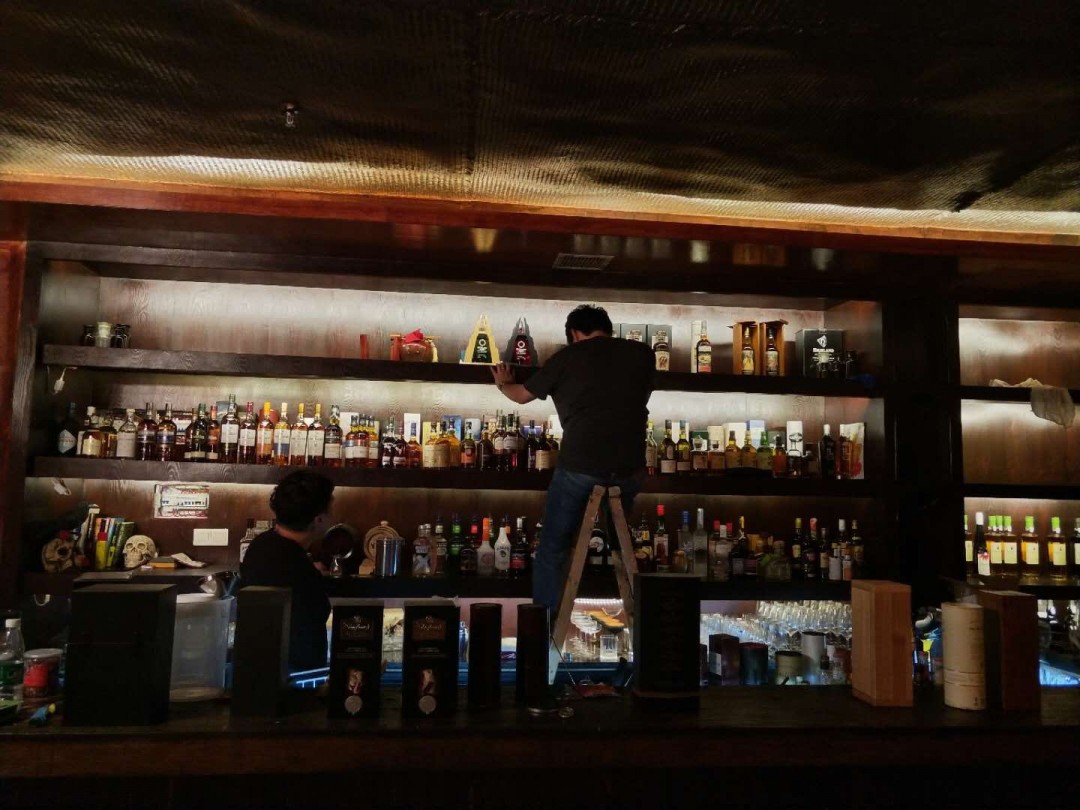 作为一个barteder无非想要一个属于自己bar台,将自己的内心从里面展示出去,做着自己喜欢的东西,再一路的去追寻它!感受它! ～很多酒还不齐,所以更加要努力!!