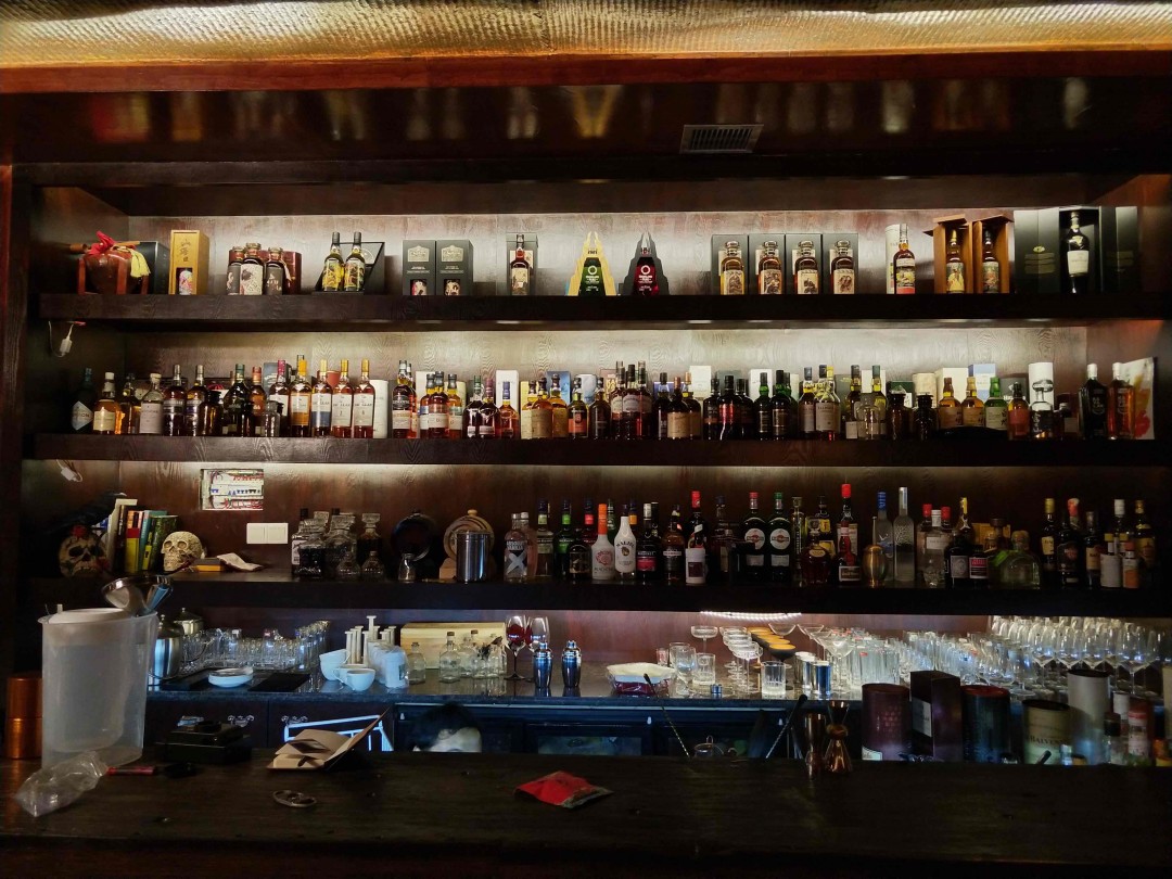 作为一个barteder无非想要一个属于自己bar台,将自己的内心从里面展示出去,做着自己喜欢的东西,再一路的去追寻它!感受它! ～很多酒还不齐,所以更加要努力!!