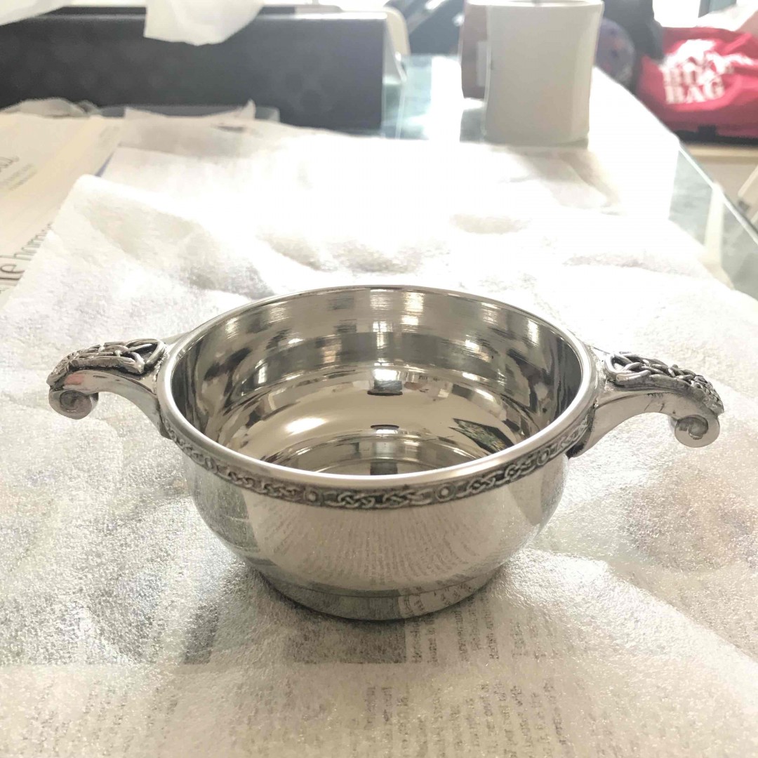 店里进口了了5个Quaich双耳杯，讲真，真是搞不懂怎么用它喝威士忌，哪位大神普及一下这种酒具的来龙去脉