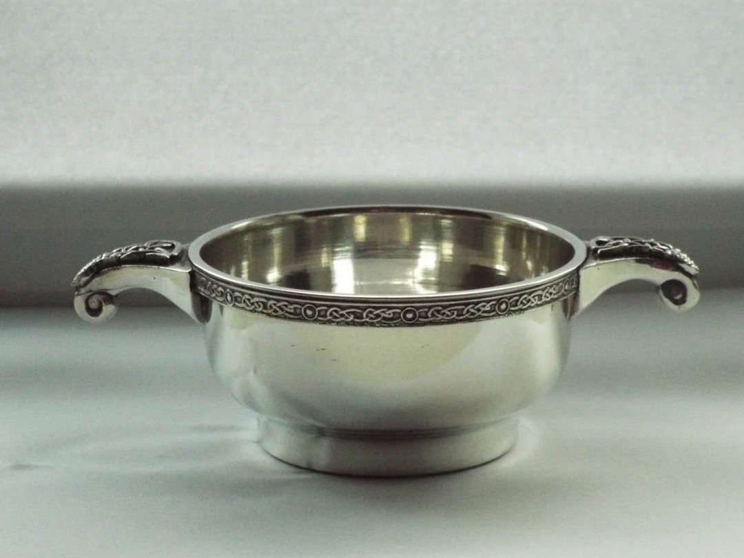 店里进口了了5个Quaich双耳杯，讲真，真是搞不懂怎么用它喝威士忌，哪位大神普及一下这种酒具的来龙去脉