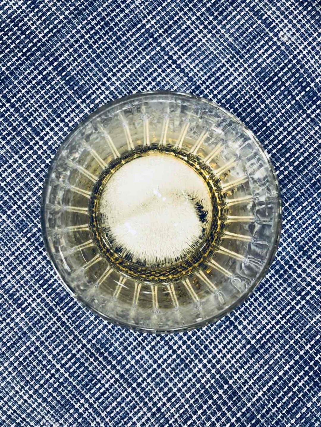 恋上一个人，爱上一杯酒