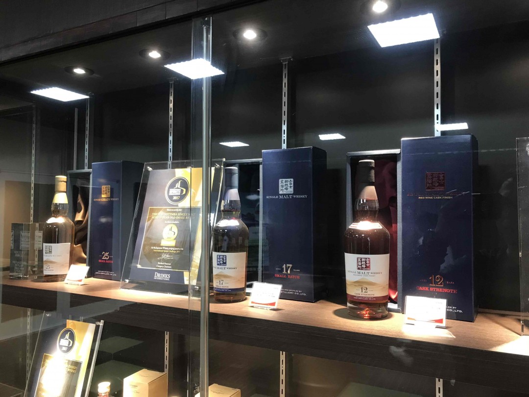 富士蒸馏所里也买不到一瓶年份的，一大群台湾客旅游团买买买，他们威士忌底蕴真的厚过大陆；买了几个杯子做纪念品马上走人