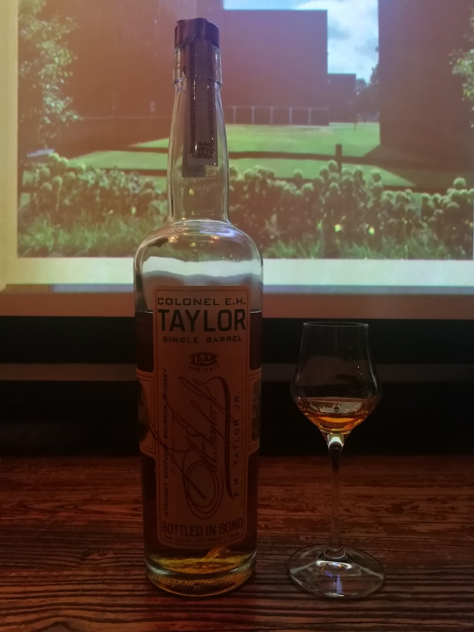 泰勒上校小批量单桶波本