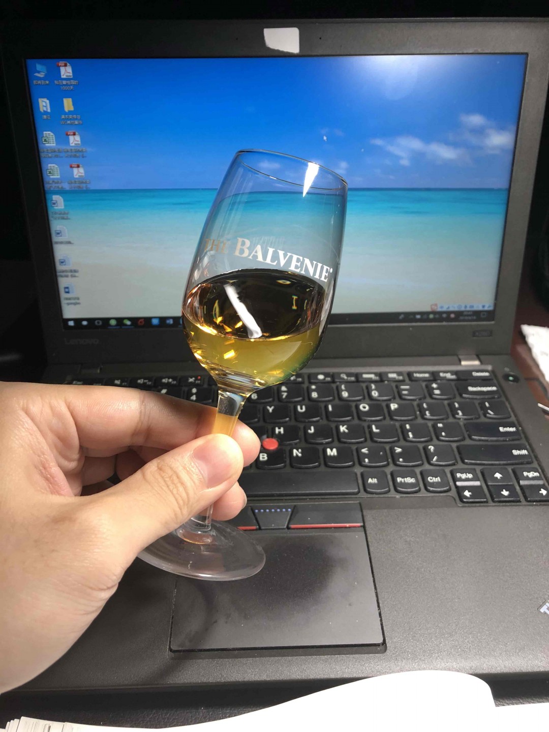 安静下来 慢慢的喝一杯 属于你的周末酒