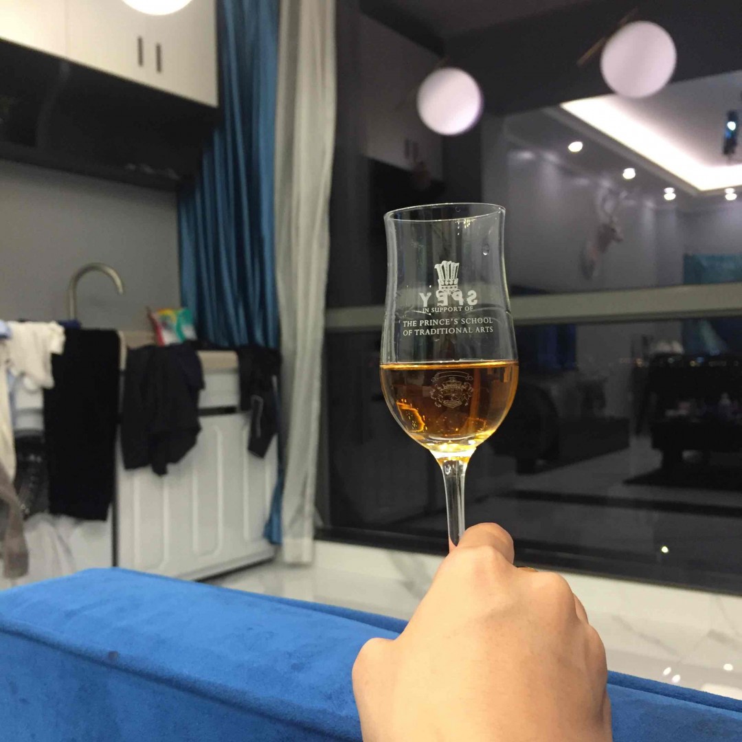 终于能分出威士忌跟白兰地的区别。夜晚风大，晚安😴