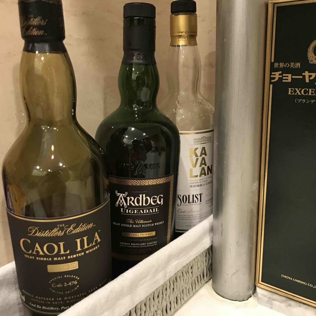 哄娃睡觉后开了瓶乌干达，酒精刺鼻，很像二锅头，中味有泥煤和碘酒的味道，闻杯有淡淡雪梨味，全程未感觉多层次，这是传说中的乌干达吗？网购于淘宝179俱乐部，750ML，请各路大神鉴定<img src='https://sdata.whiskyworm.com/xcxpics/emoji_84.png' class='emoji' />