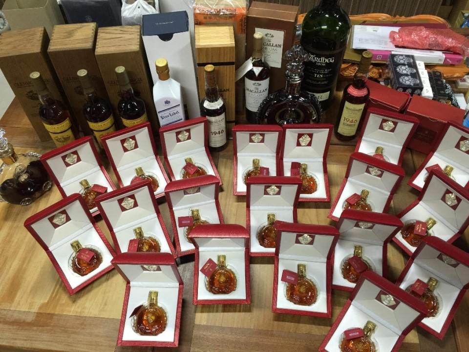 路易十三我印象不是千禧版的約10000人民幣，聽說這款酒早年是曾經的酒后，買這款只能擺好看，增值不高，投資或喝的話還是選威士忌。