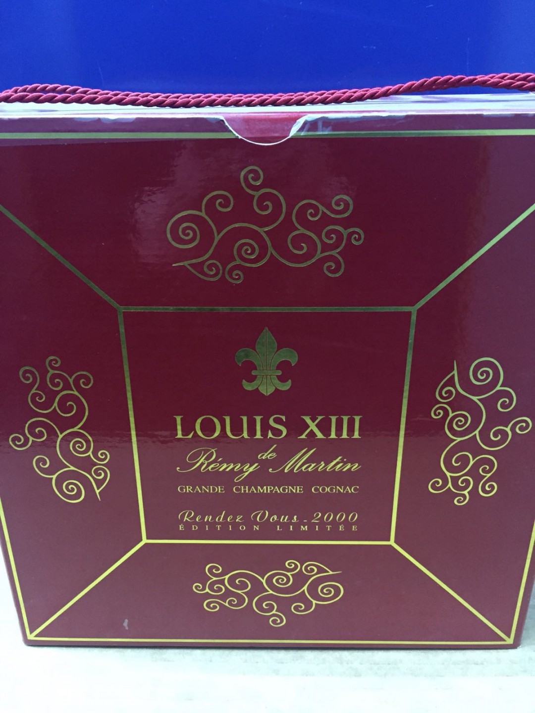 請教各位大哥大神們，有沒有人知道這枝千禧 路易十三 手繪瓶的資料和價格？😍想買，謝謝