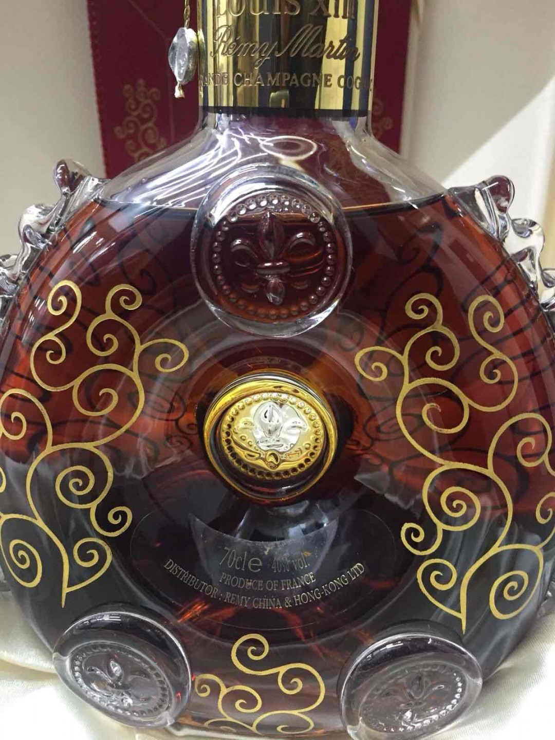 請教各位大哥大神們，有沒有人知道這枝千禧 路易十三 手繪瓶的資料和價格？😍想買，謝謝