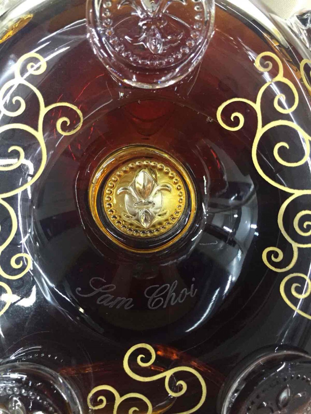 請教各位大哥大神們，有沒有人知道這枝千禧 路易十三 手繪瓶的資料和價格？😍想買，謝謝