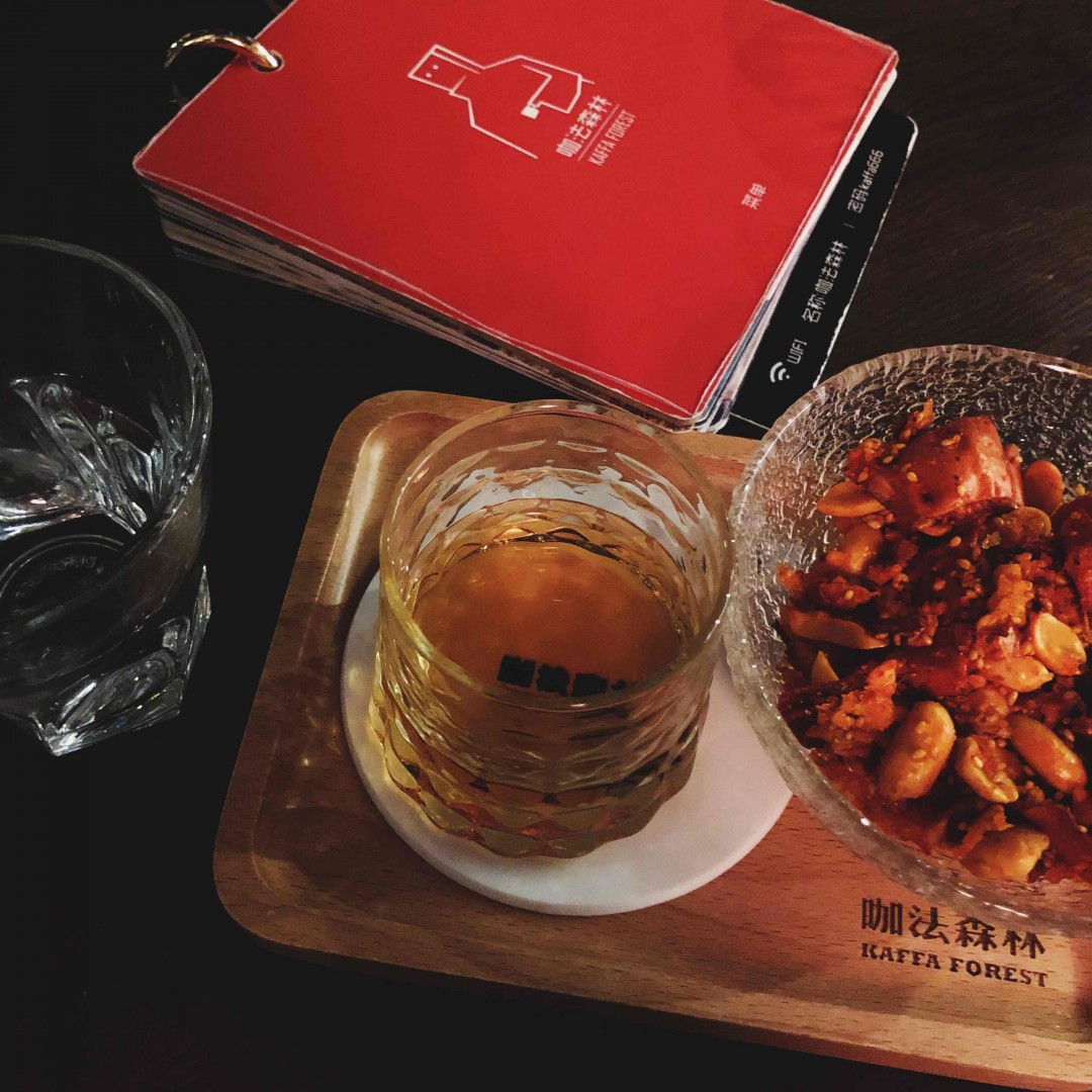 酒瘾上来了就是想在咖啡店喝酒