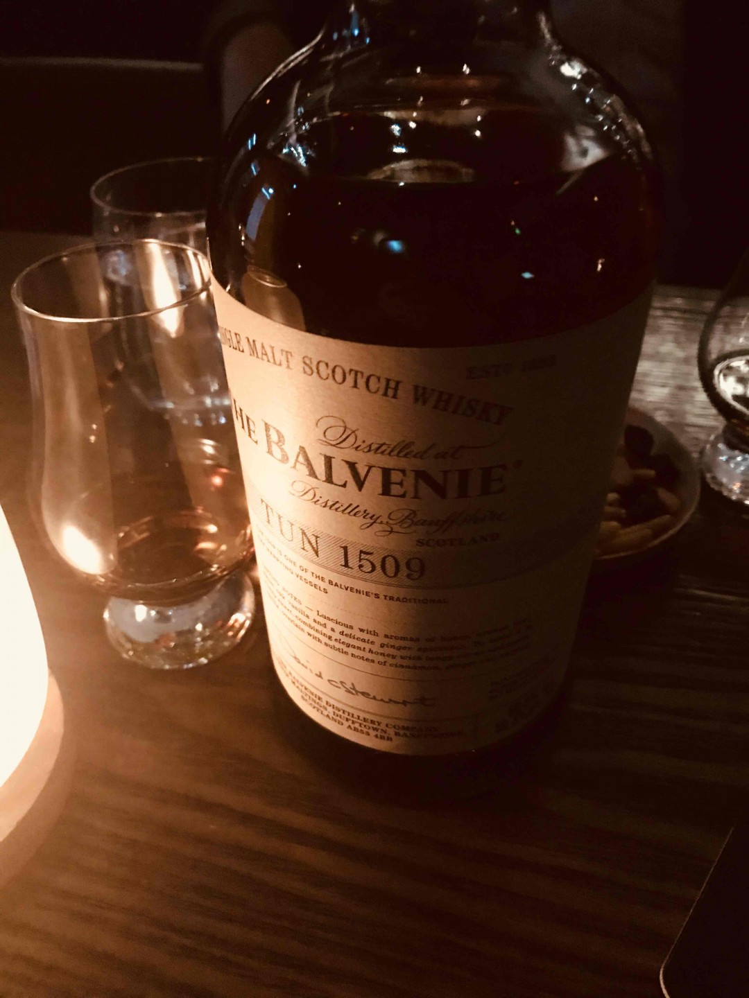 还是有共同爱好的人在一起才好交流，朋友圈尽是些杠精醋精，也是醉了。Balvenie 1509 Batch No.2，whisky fun90分。酒体饱满、清新，50度的酒精略有点刺激，但是尾韵悠长，真是好酒。