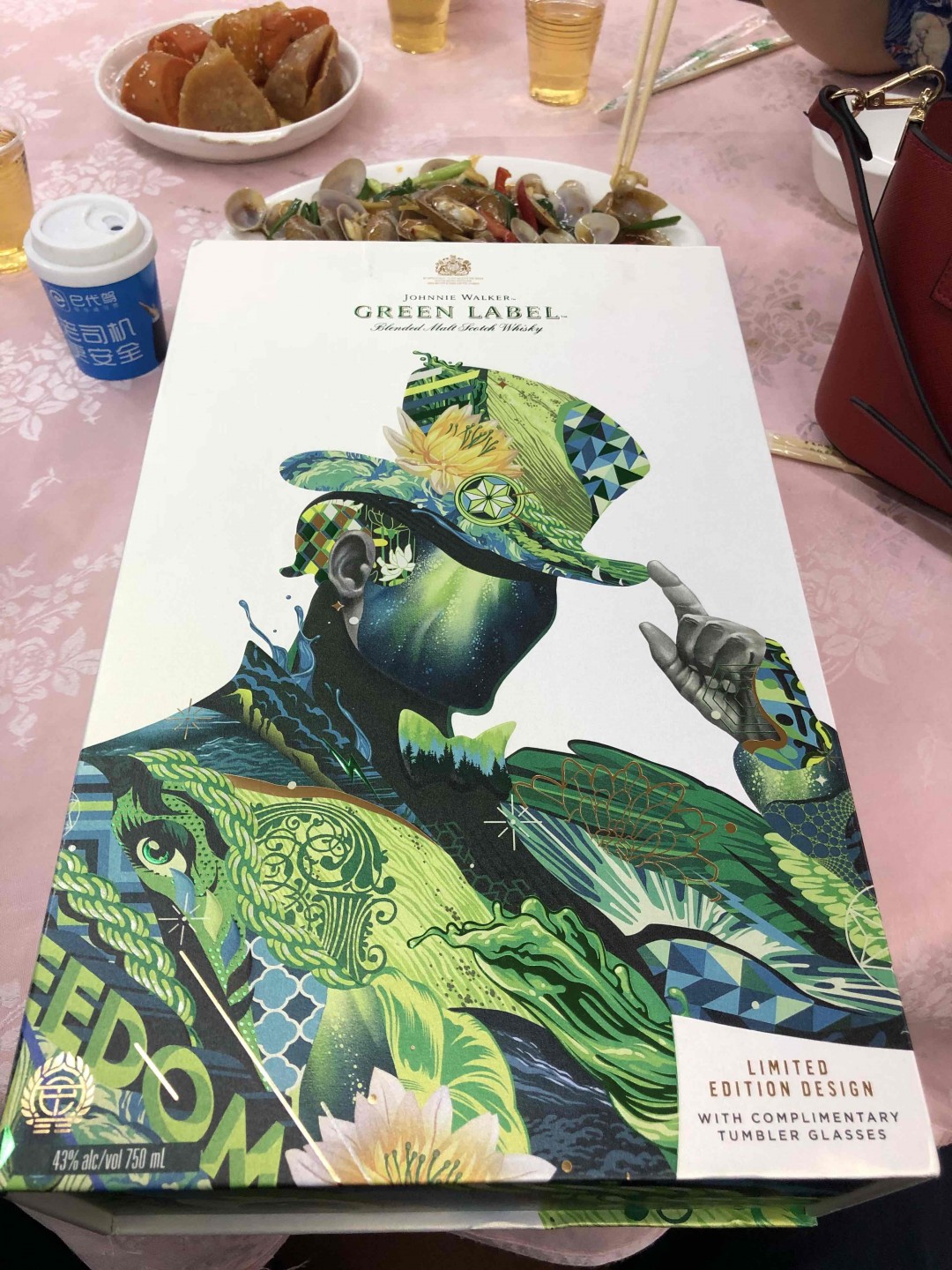 礼盒装很美！绿方好喝！颠覆了我对这个牌子的印象，以前喝的肯定是假黑方红方，哈哈哈