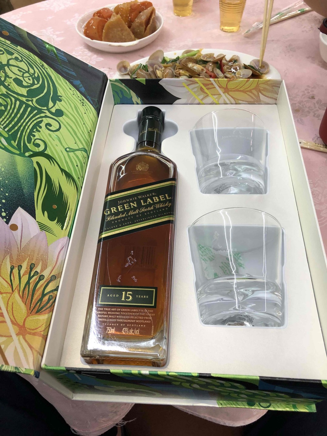 礼盒装很美！绿方好喝！颠覆了我对这个牌子的印象，以前喝的肯定是假黑方红方，哈哈哈