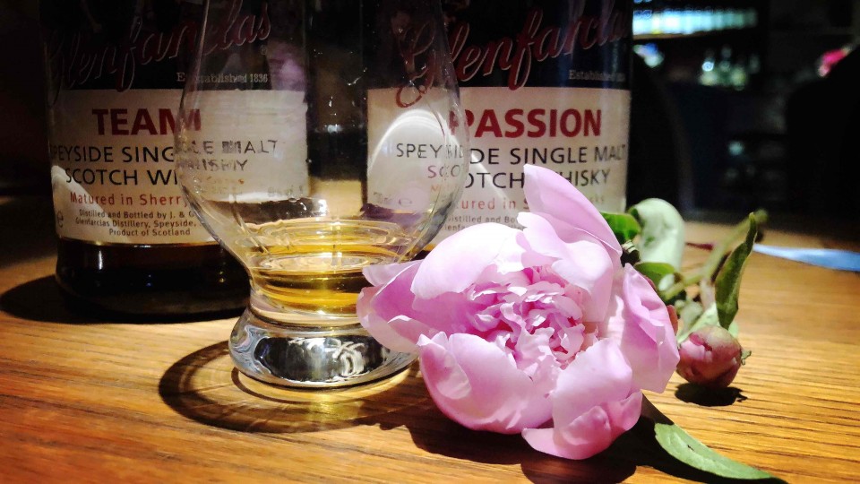 芍药花的花语——情有所钟，依依惜别，难舍难分，真诚不变。芍药代表的是一种很美好的爱情，古代男女交往，以芍药相赠，表达结情之约或惜别之情，故又称“将离草”。