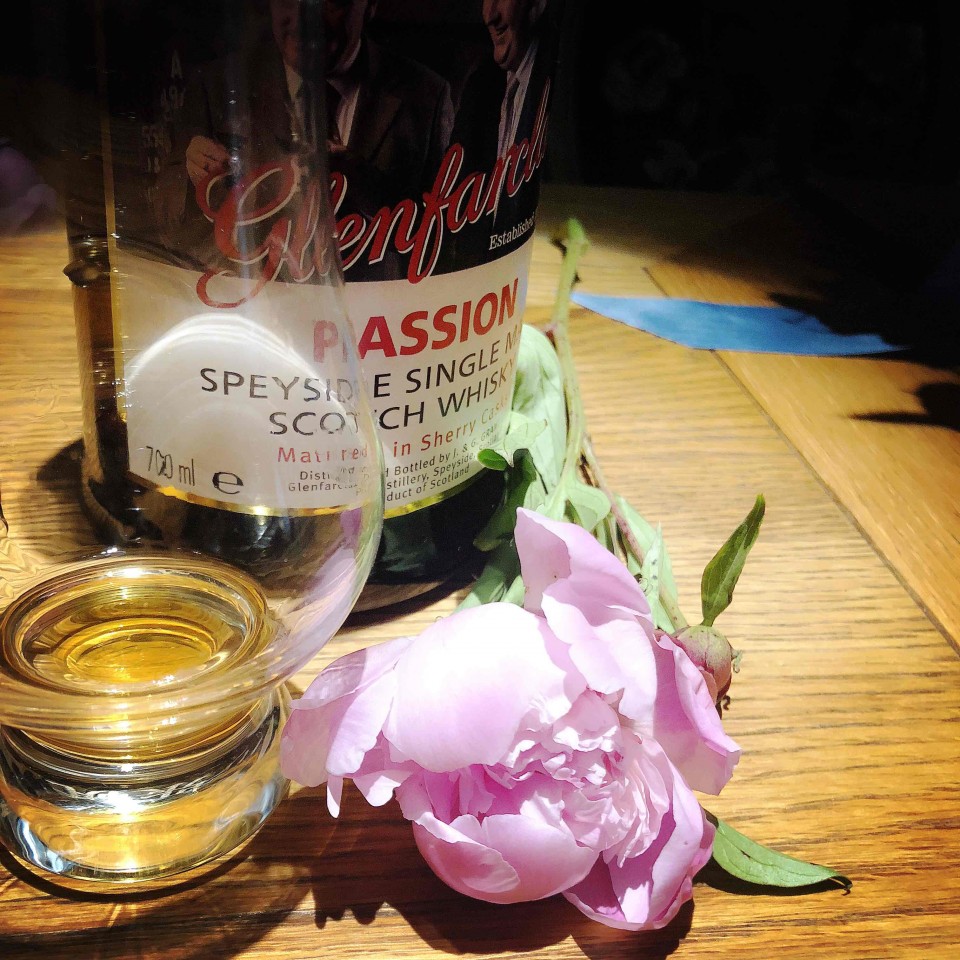 芍药花的花语——情有所钟，依依惜别，难舍难分，真诚不变。芍药代表的是一种很美好的爱情，古代男女交往，以芍药相赠，表达结情之约或惜别之情，故又称“将离草”。