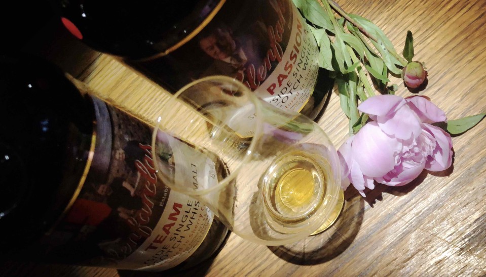 芍药花的花语——情有所钟，依依惜别，难舍难分，真诚不变。芍药代表的是一种很美好的爱情，古代男女交往，以芍药相赠，表达结情之约或惜别之情，故又称“将离草”。