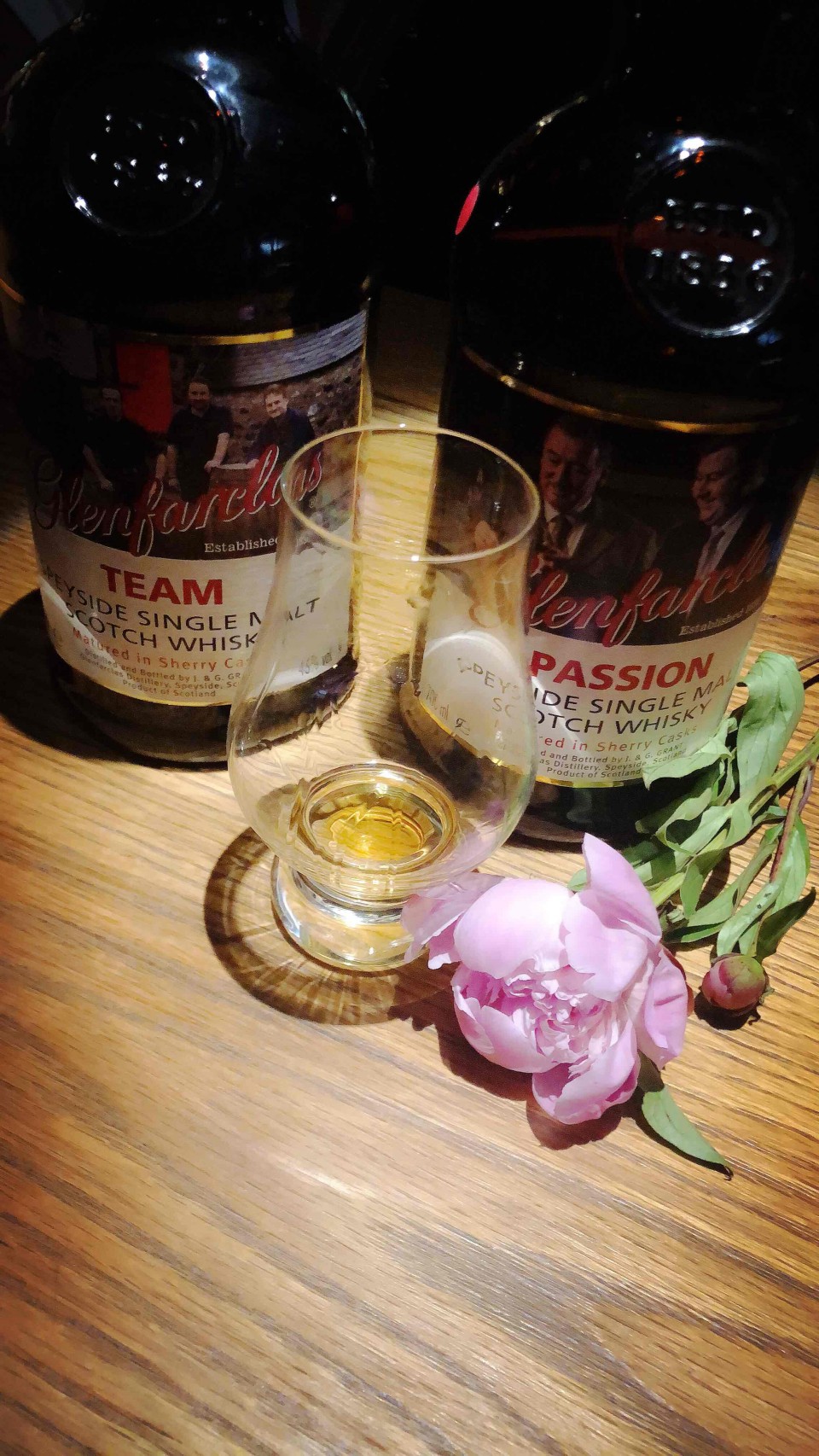 芍药花的花语——情有所钟，依依惜别，难舍难分，真诚不变。芍药代表的是一种很美好的爱情，古代男女交往，以芍药相赠，表达结情之约或惜别之情，故又称“将离草”。