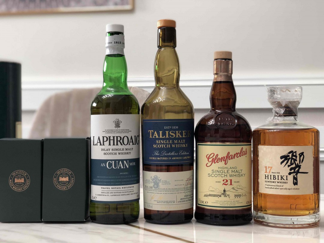 今晚公司宿舍加餐，我自带威士忌。