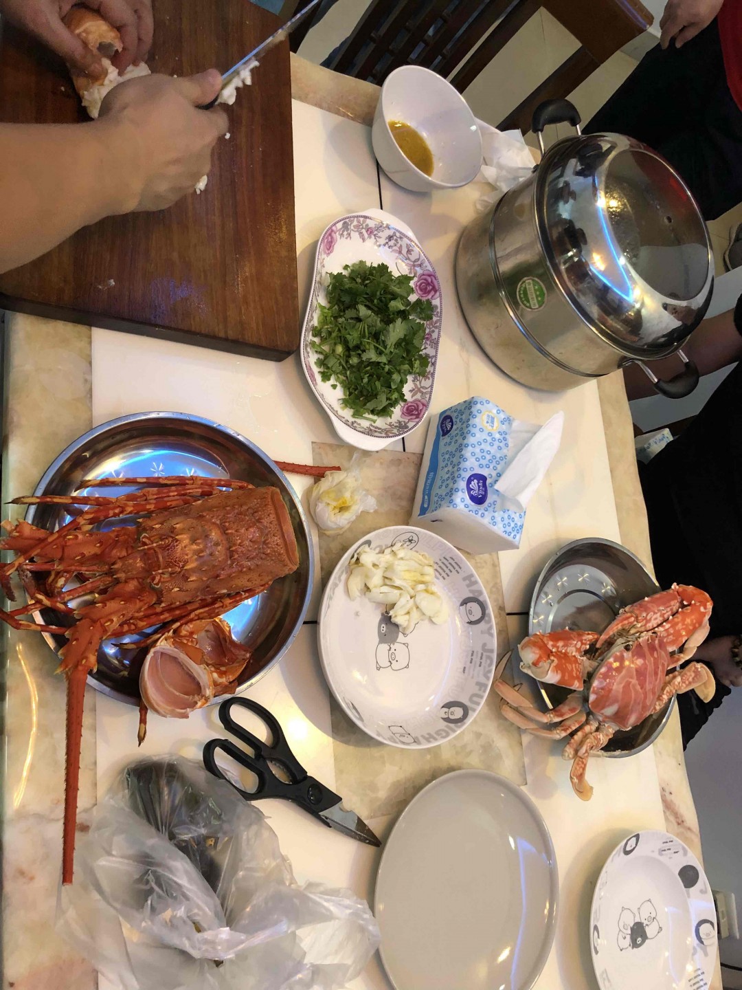 今晚公司宿舍加餐，我自带威士忌。