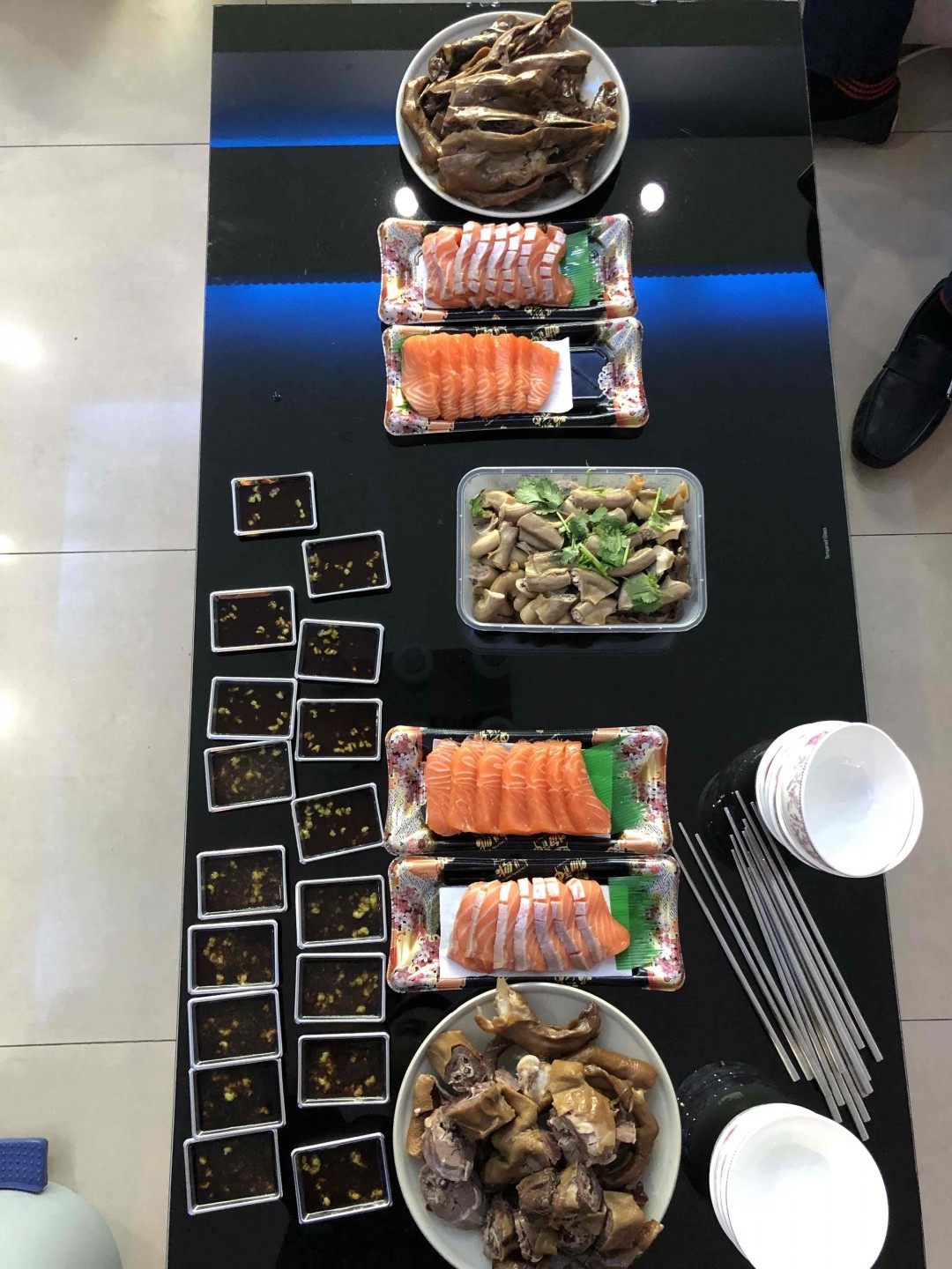 今晚公司宿舍加餐，我自带威士忌。