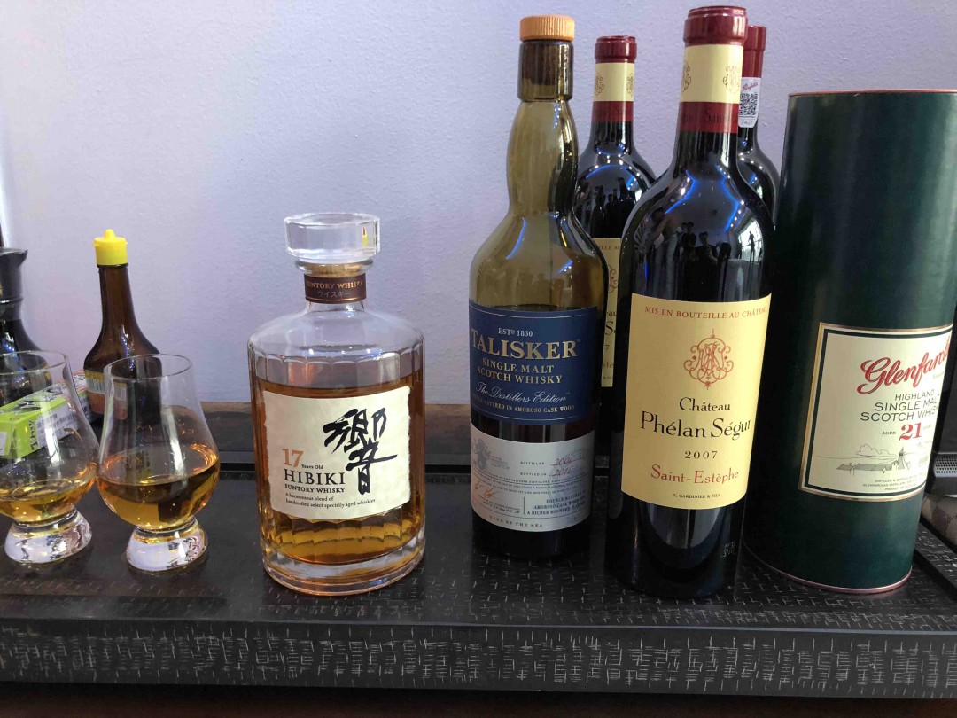 今晚公司宿舍加餐，我自带威士忌。