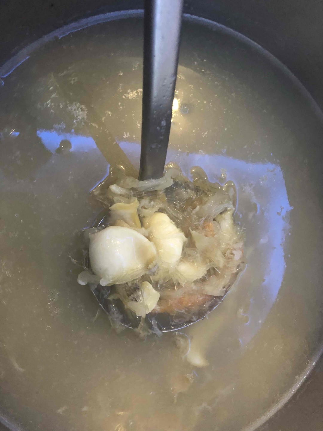 今晚公司宿舍加餐，我自带威士忌。