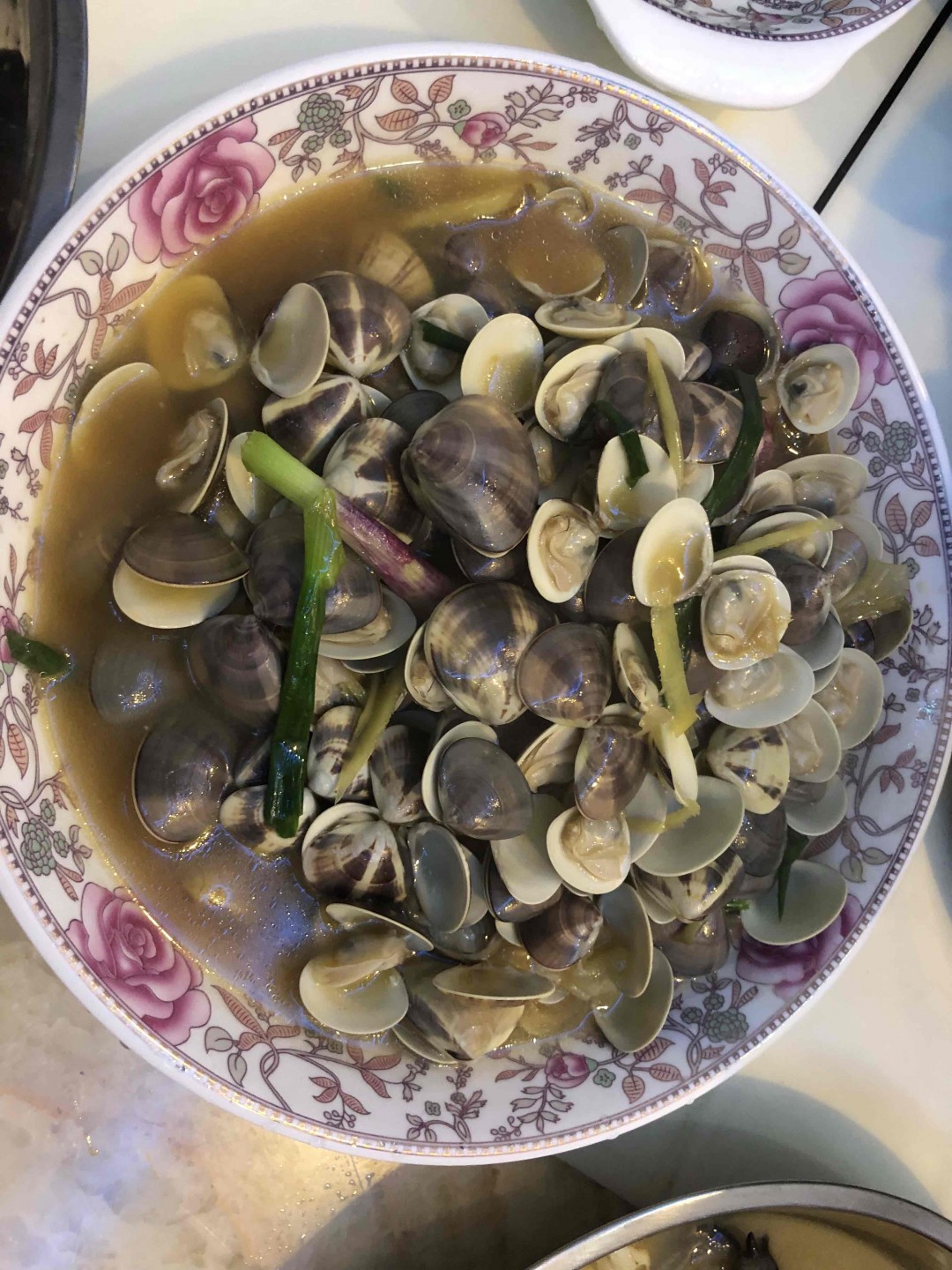 今晚公司宿舍加餐，我自带威士忌。