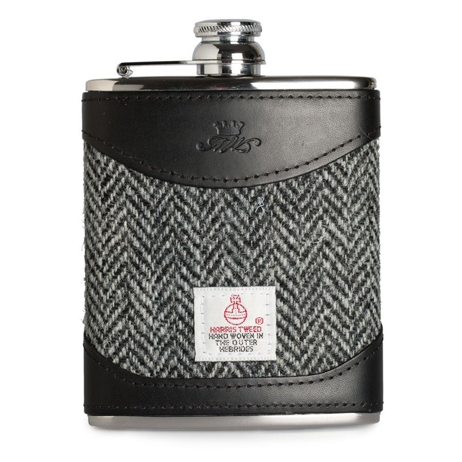 英国Marlborough2018年推出的新款，意大利皮和颇具绅士符号象征的粗呢暗格布混搭，手工缝制剪贴，主体仍是不锈钢，四个颜色，值得收藏。[发呆]