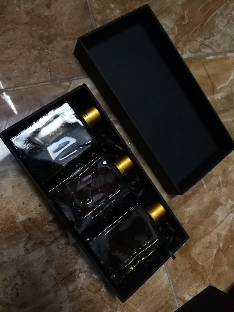 同一天收到CWS第二届盲品套装和宋兄的香水套装，可惜手滑没拿…