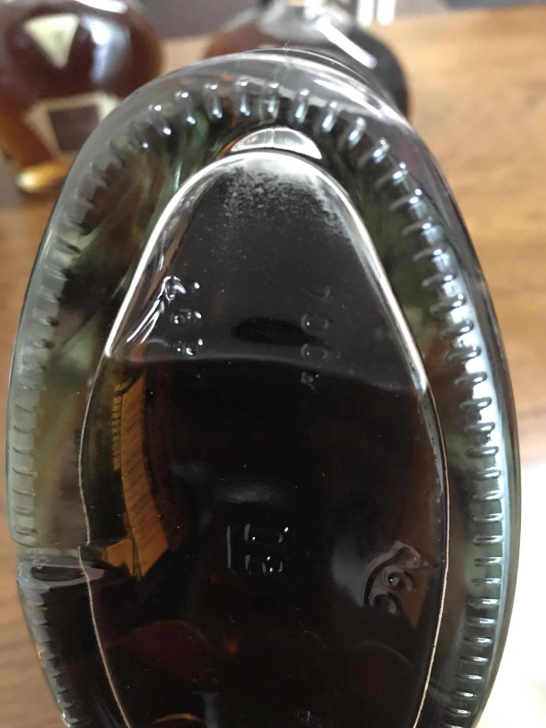 瓶底下有这种沉淀物正常吗?2012年装瓶的