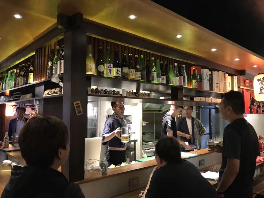 餐酒会开始了。喜欢