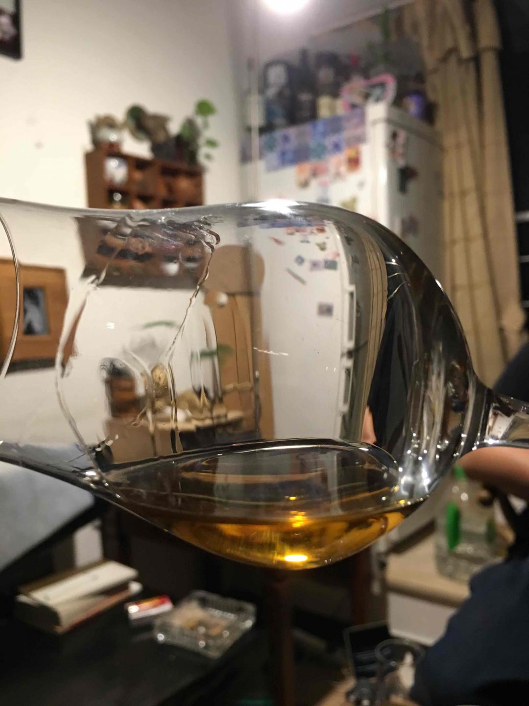 初品，很麦卡伦的一款高地原酒58%！闻香浓郁枣甜和皮革味，入口花香味，香草味，焦糖感，最后忆苦思甜，回味悠长，，，，，，，班尼维丝8年原桶混麦雪桶强<img src='https://sdata.whiskyworm.com/xcxpics/emoji_5.png' class='emoji' />