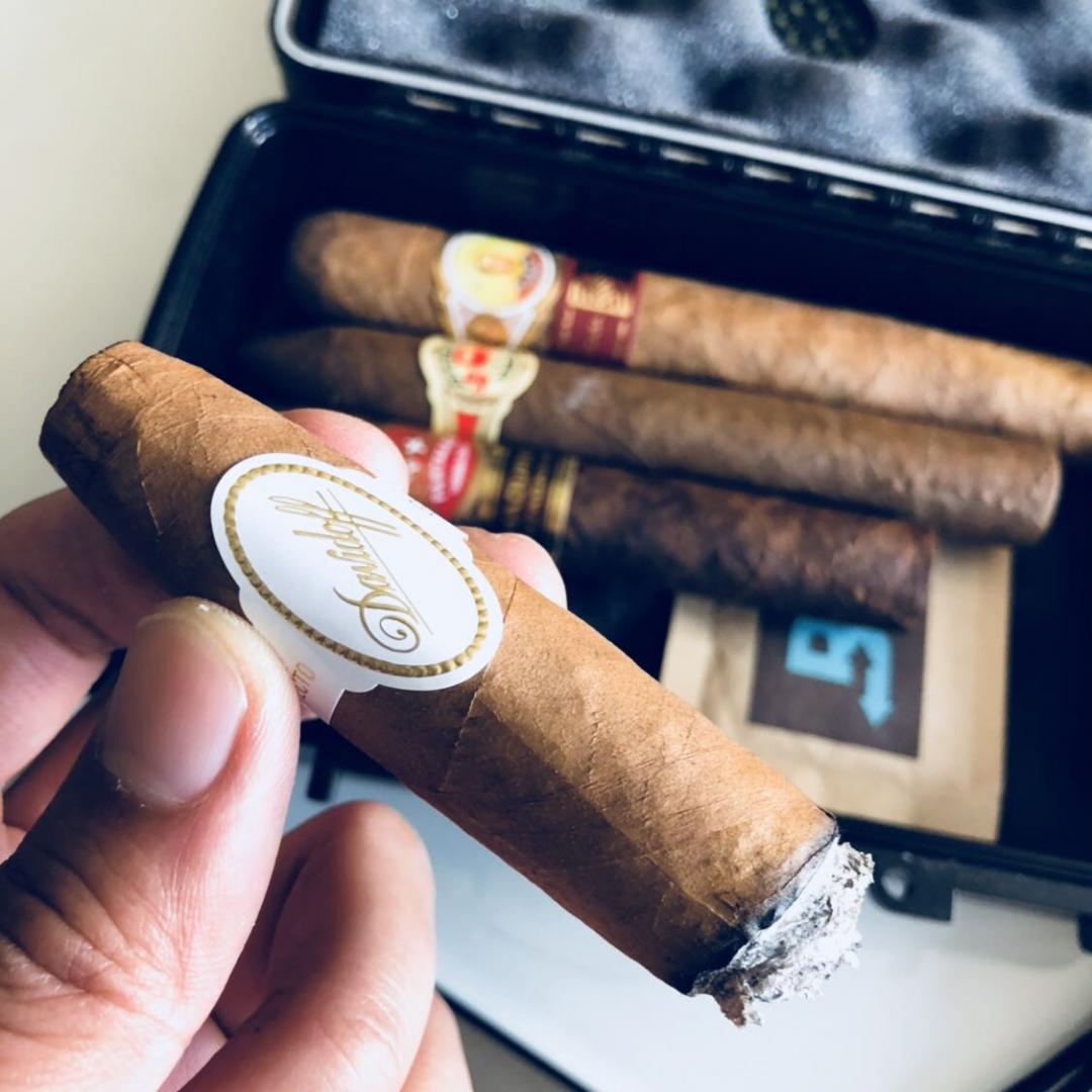 周末的茄，总是那么惬意<img src='https://sdata.whiskyworm.com/xcxpics/emoji_22.png' class='emoji' /><img src='https://sdata.whiskyworm.com/xcxpics/emoji_22.png' class='emoji' />