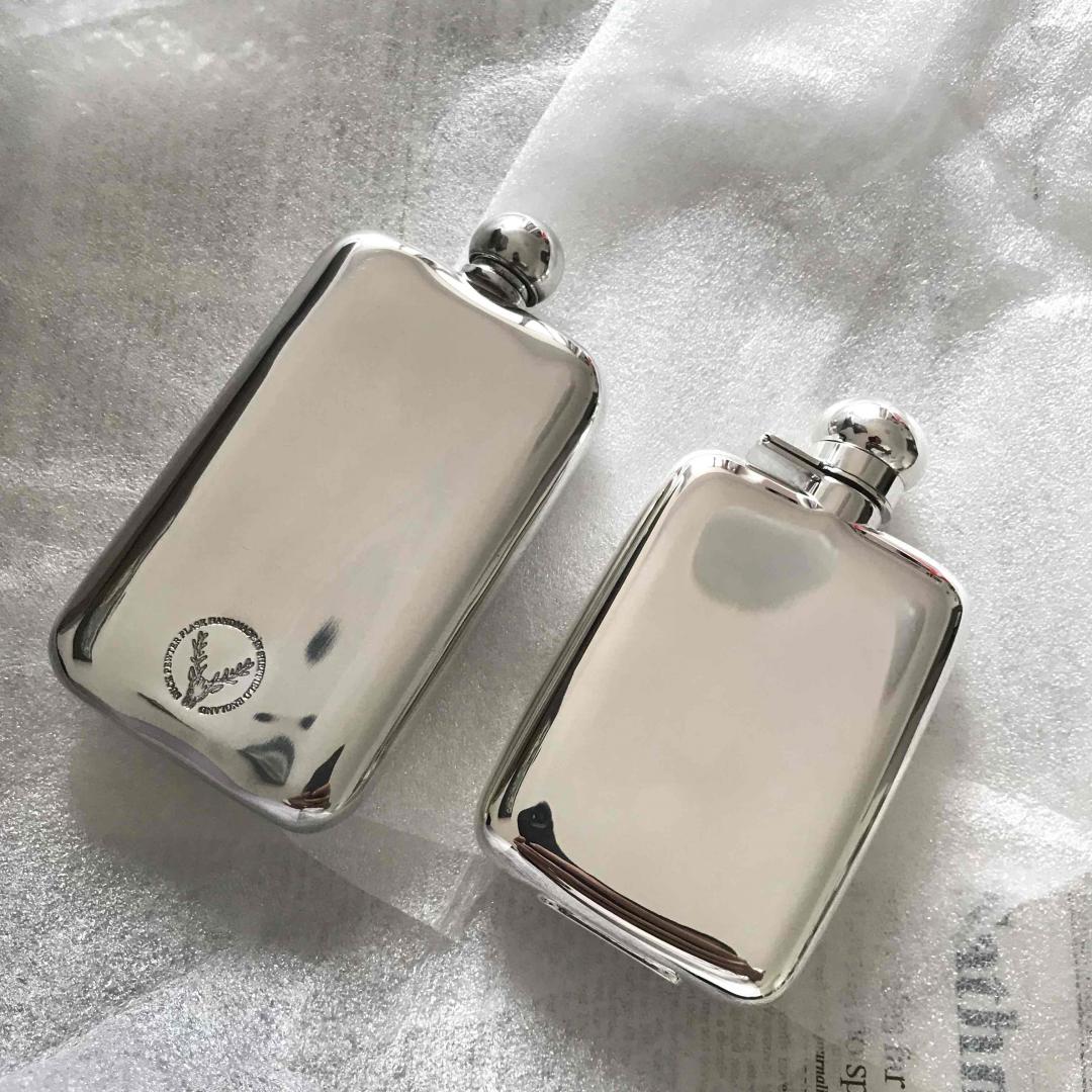 看外观光泽和细腻程度，锡合金和纯银差别不大