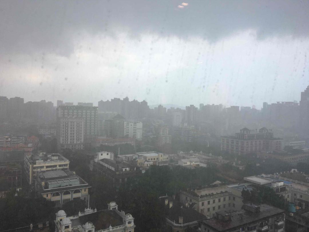 感谢酒🐛网。之前喝过欧摩系列总体感觉不错。闻香有蜂蜜甘甜参杂着香草和🍊子的新鲜感 口感上非常协调和甜蜜。有酒精感和强烈的甜味 随着酒体进入更多的味道被释放出来 有香草和一些麦芽谷物和🍊子🍋味道。酒精感带有辛辣的刺激性和热量。很高兴