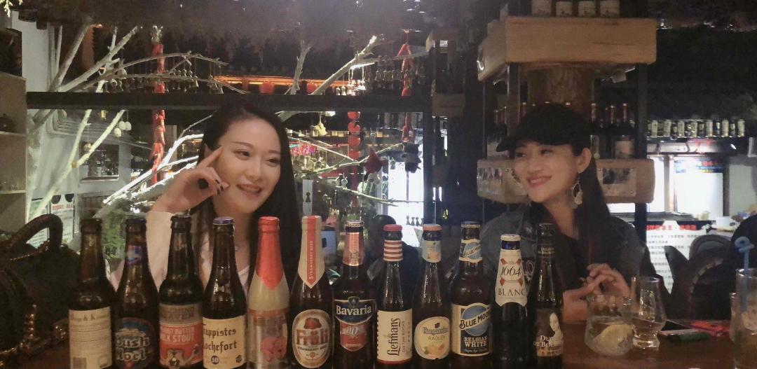 组了个PK局：美女挑战12瓶精酿啤酒