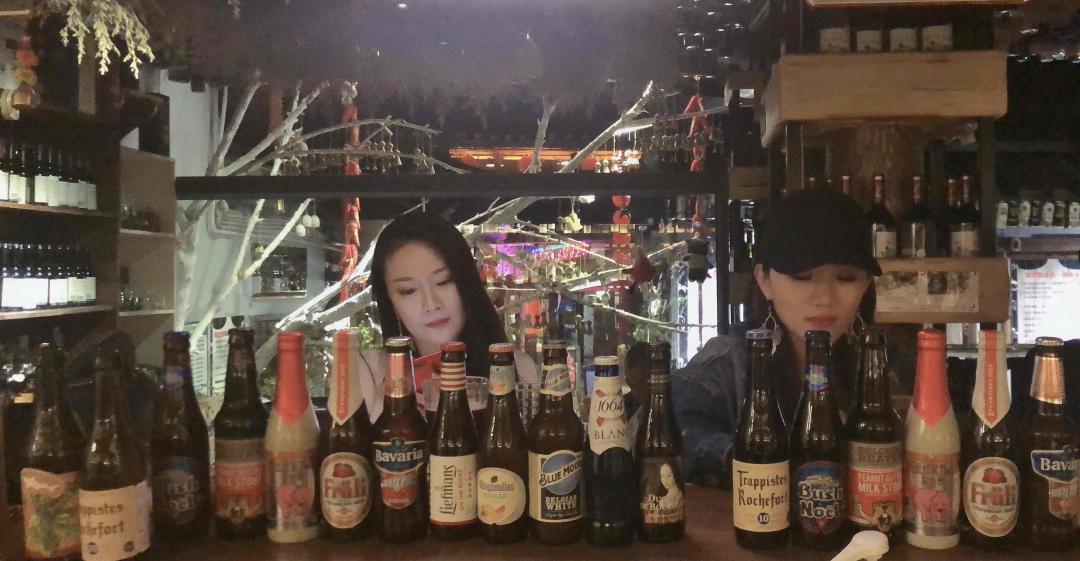 组了个PK局：美女挑战12瓶精酿啤酒