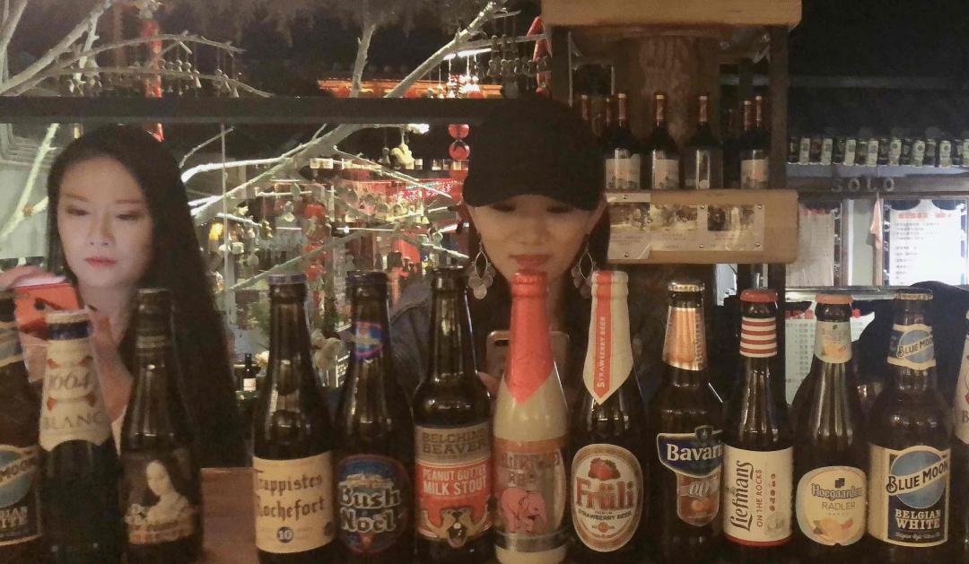 组了个PK局：美女挑战12瓶精酿啤酒