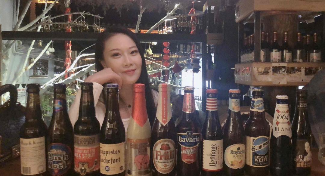 组了个PK局：美女挑战12瓶精酿啤酒